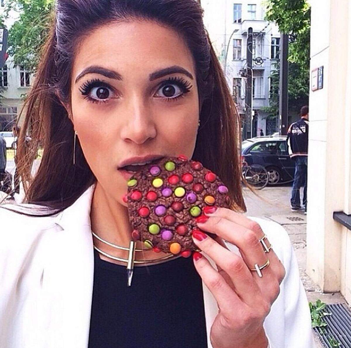 "Schaut euch die Angst in ihren Augen wegen diesem riesigen Keks, der kaum ihre Lippen berührt", heißt es dazu auf dem Account.