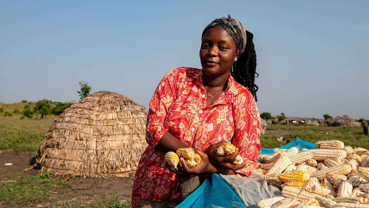 Fatmata Binta, genannt Chef Binta, ist die Preisträgerin des Basque Culinary World Prize 2022. Geboren im westafrikanischen Sierra Leone, lebt sie heute in Accra, Ghanas Hauptstadt. Mit ihrem Sieger­projekt „Dine on a Mat“, gleichsam einem nomadischen Restaurant, weiht sie Interessierte in aller Welt in die Essgewohnheiten des Nomadenvolks der Fulani ein. fulanikitchen.webflow.io 