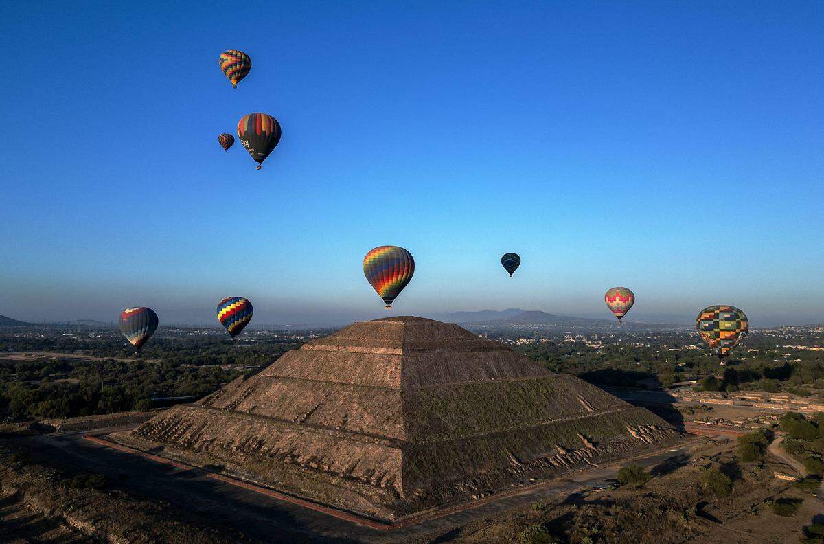 21. März. Heißluftballons über der Sonnenpyramide von Teotihuacán in Mexiko.