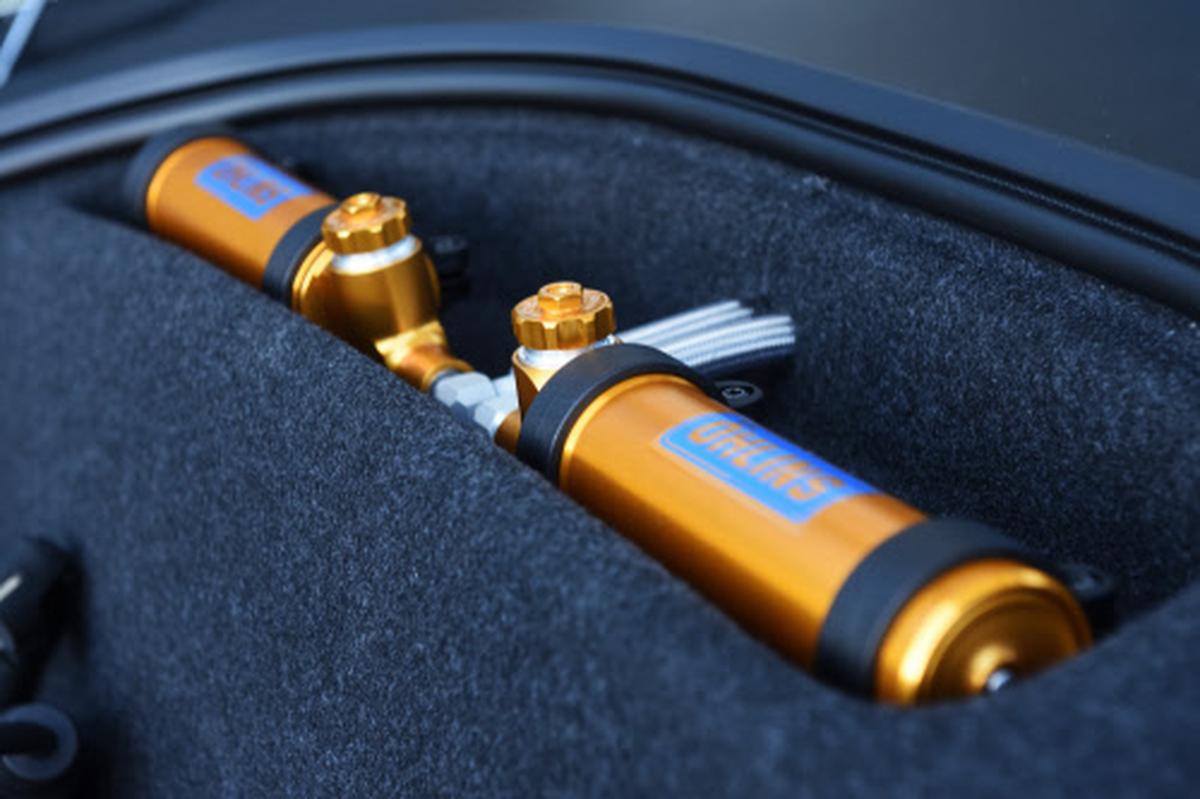 Verstellbare Öldruckdämpfer von Öhlins, dargeboten wie Schmuckstücke im Frunk des BST-Modells.