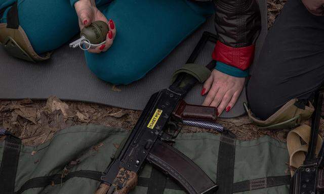 Die gesamte ukrainische Gesellschaft ist im Abwehrkampf gegen Russland: auch viele Frauen. Die EU will ihnen nun mehr Waffen liefern als bisher.
