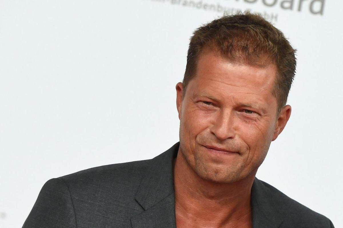 Til Schweiger hat sich entsetzt über fremdenfeindliche Äußerungen auf seiner Facebook-Seite gezeigt. Der Schauspieler hatte zuvor einen Hinweis auf eine Spendenaktion des "Hamburger Abendblatts" geteilt. Daraufhin posteten innerhalb kürzester Zeit Dutzende Menschen ausländerfeindliche Kommentare. Wenn er die hasserfüllten Kommentare lese, platze ihm der Kragen: "Das ist so furchtbar! Für diese Menschen in Deutschland schäme ich mich." Immer, wenn er etwas mit Empathie in sozialen Netzwerken schreibe, wisse er fast schon vorher, dass es einen Shitstorm geben werde: "Was ist nur los mit den Leuten? Eigentlich können diese Menschen einem wirklich leidtun."Juli 2015