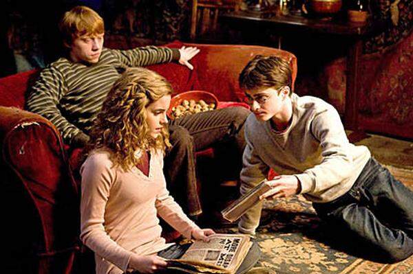 Knapp dahinter liegt der aktuellste Film der Serie: "Harry Potter und der Halbblutprinz" brachte es mit 934 Millionen Dollar auf Platz neun. Der siebte und letzte Band der Buchreihe kommt in zwei Teilen ins Kino: "Harry Potter und die Heiligtümer des Todes I'' kommt im Spätherbst dieses Jahres, der letzte Harry Potter-Film folgt im Sommer 2011.