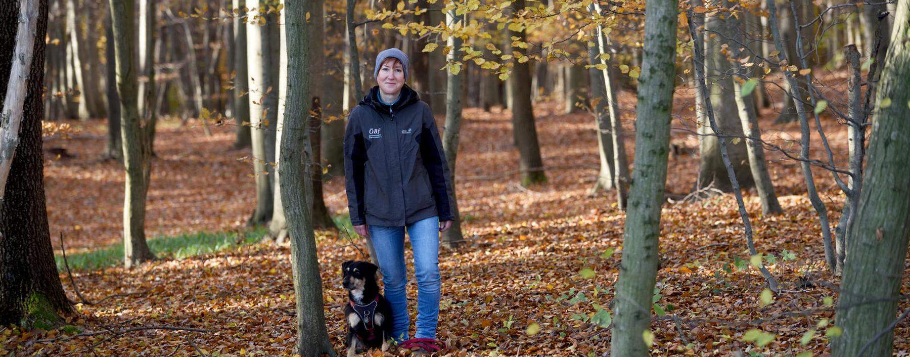 „Jeder lebt gern mit Holz, aber es fehlt oft das Verständnis, dass es auch irgendwo herkommen muss“; sagt Forstwirtin Alexandra Wieshaider. Sie ist stellvertretende Betriebsleiterin des Biosphärenparks Wienerwald bei den Österreichischen Bundesforsten.