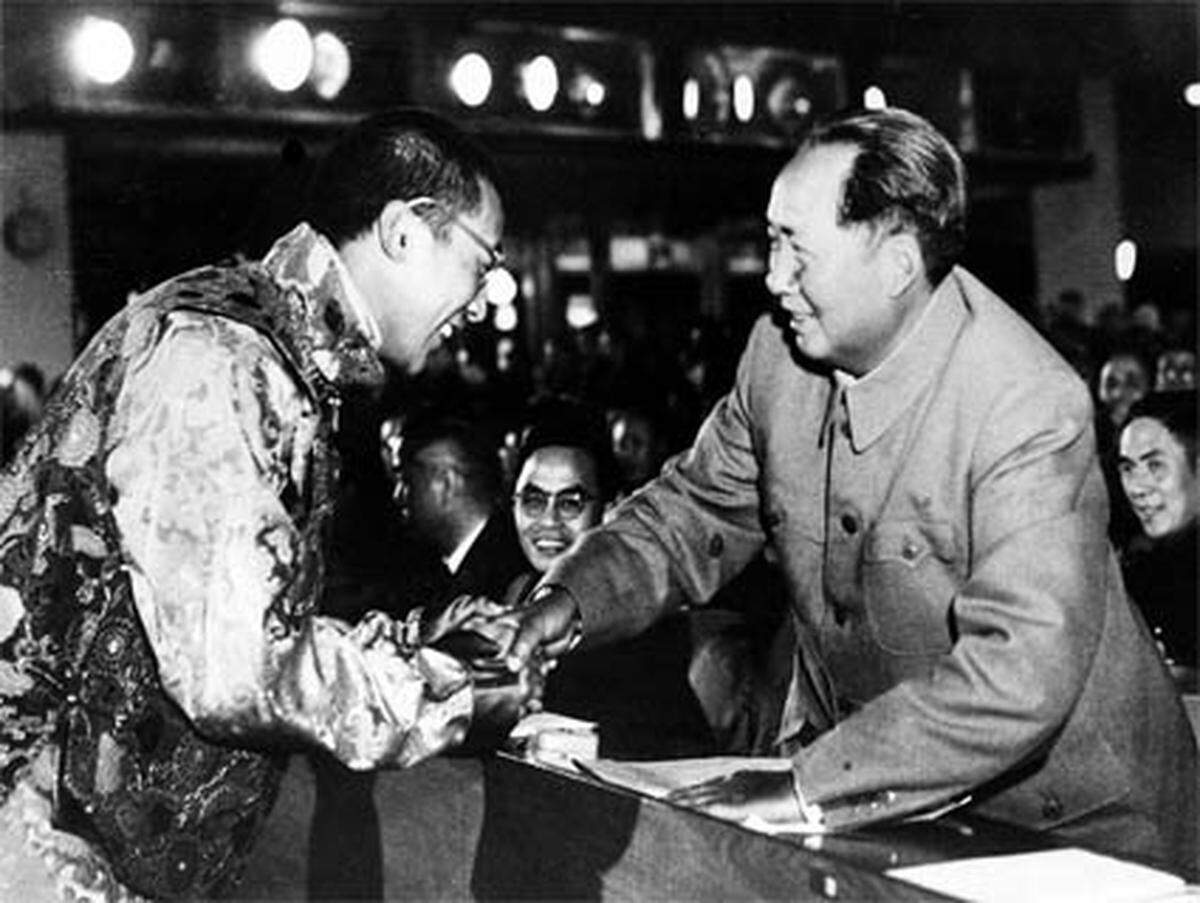 1950/51 marschiert die chinesische "Volksbefreiungsarmee" mit rund 80.000 Mann in Tibet ein. Ein 17-Punkte-Abkommen soll die Autonomie Tibets trotz Integration in die Volksrepublik China garantieren. Von 1956 an kommt es im Osten Tibets zu bewaffneten Widerstandsaktionen gegen die chinesische Besatzung und zu chinesischen Strafaktionen. Im Bild: Das tibetische Oberhaupt, der 14. Dalai Lama (links), und der chinesische Führer Mao Zedong im Jahr 1954 