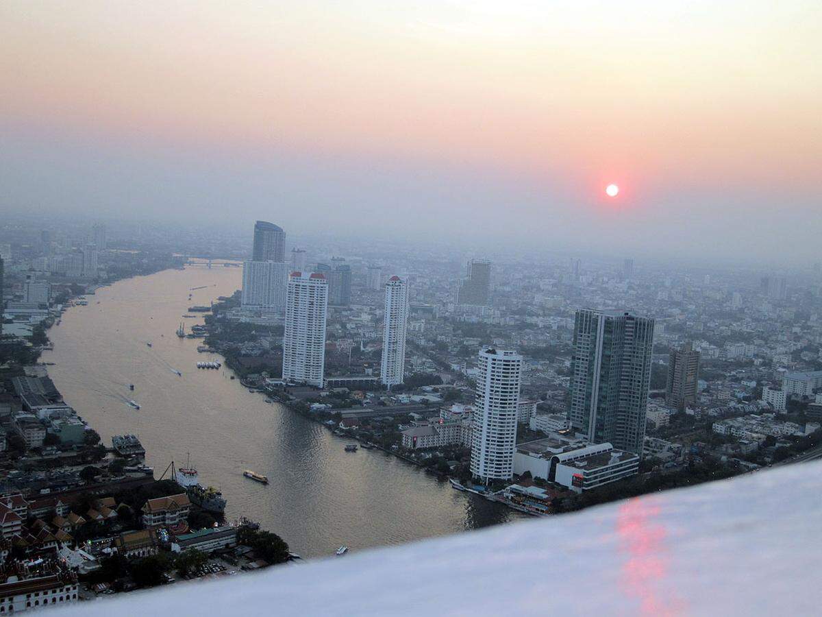 … es wird Nacht in Bangkok, die Sonne senkt sich über dem Fluss Chao Phraya. Martin Amanshauser, LOGBUCH WELT, 52 Reiseziele, www.amanshauser.at