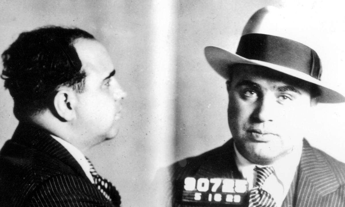 1925 zieht sich Torrio nach einem Attentat aus dem Geschäft zurück und übergibt sein Imperium an Capone. Der 26-Jährige herrscht über Nachklubs, Bordelle, Spielsalons, Rennbahnen und sogar Gewerkschaften. Eine Armee von 700 Schlägern und Killern sichert sein Leben und seine Macht.