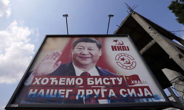 „Wir wollen eine Statue von unserem Freund Xi“, bedankt sich Serbien auf diesem Plakat in Belgrad für Impfstofflieferungen aus dem Reich der Mitte. 