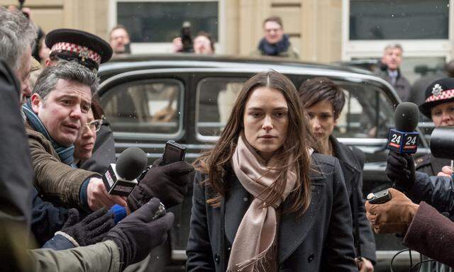 So ungeschminkt hat man den Star noch nie gesehen: Keira Knightley spielt die Whistleblowerin Katherine Gun, hier auf dem Weg ins Gericht.