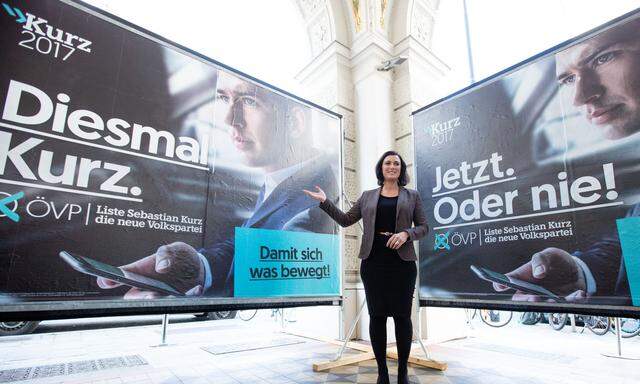 Elisabeth Köstinger präsentiert am 28. September 2017 die ÖVP-Plakate zur Nationalratswahl. 