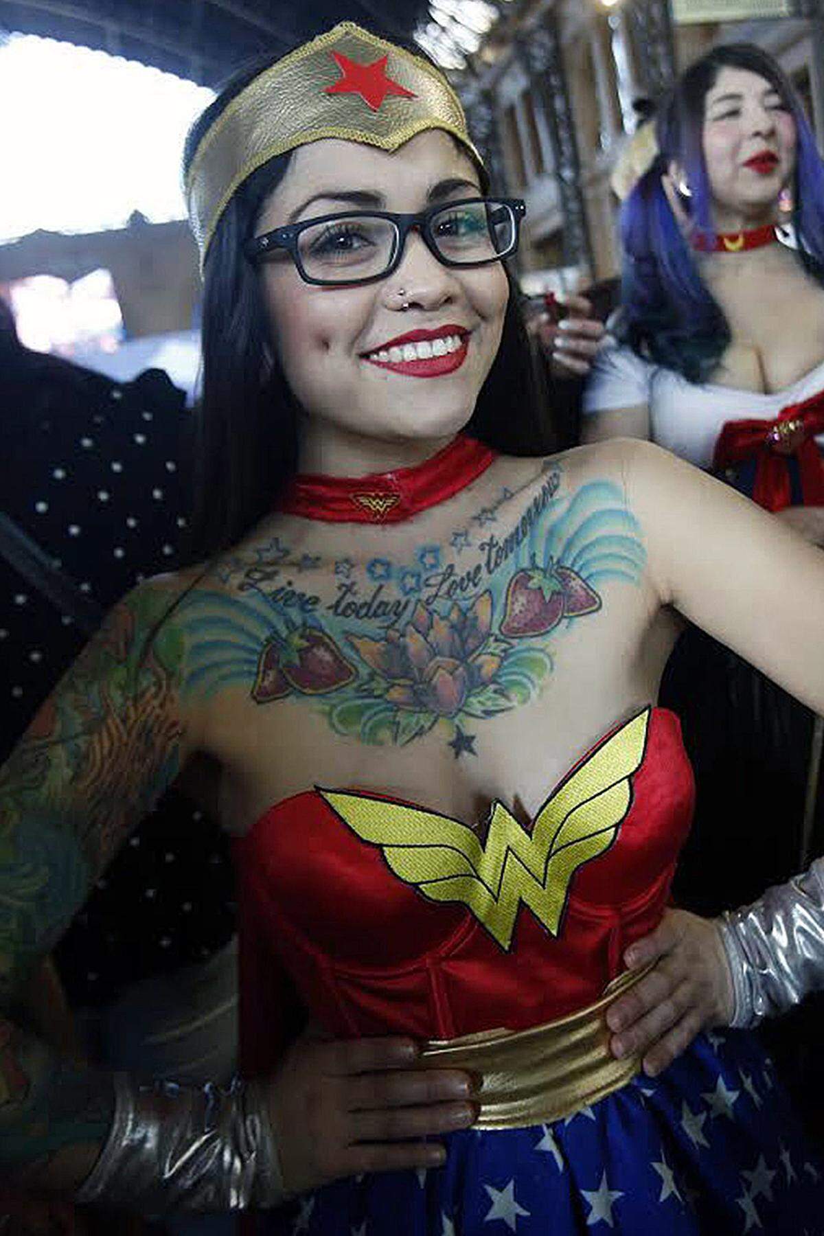 Es hat - zumindest auf den ersten Blick gesehen - ganz den Anschein, dass in Hollywood langsam das Zeitalter der Superheldinnen anbricht. Anfang August gab Sony bekannt, einen Spider-Man-Ableger mit einer weiblichen Superheldin zu veröffentlichen. Der Film soll 2017 in den Kinos anlaufen.Im Bild: Eine als Wonder Woman verkleidete Besucherin der Comic Con 2014 in Chile.
