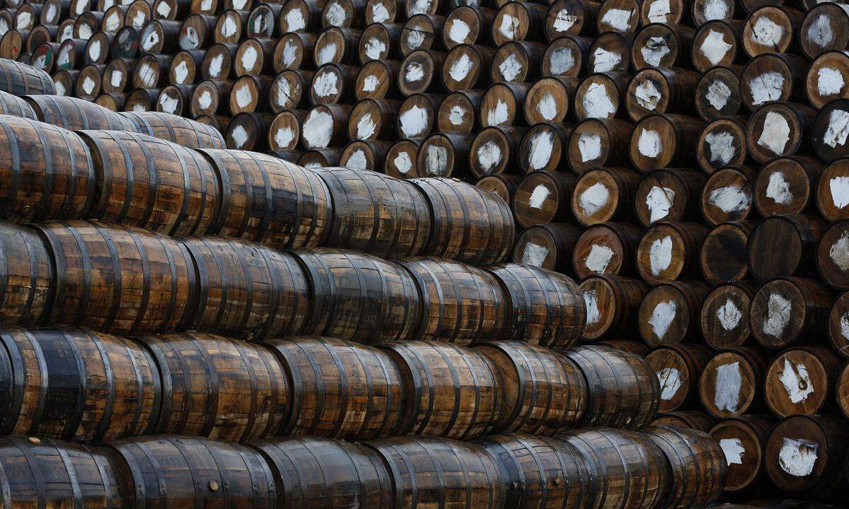 Fässer: Während in den USA neue Fässer aus amerikanischer Weißeiche verwendet werden, setzt man in Europa auf gebrauchte Fässer aus europäischer Eiche. Sherryfässer geben dem Whisky einen besonderen Geschmack.