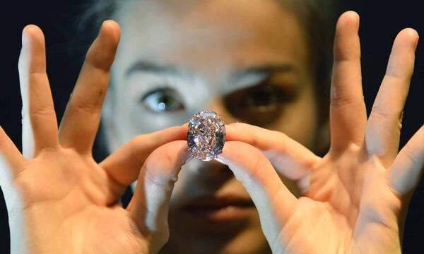 Es war der höchste Preis, der bis dahin für einen Diamanten erzielt wurde. Das Prunkstück sollte drei Jahre zuvor zum Preis von 83 Millionen Dollar versteigert werden. Da der Käufer schlussendlich aber nicht zahlen konnte, nahm das Auktionshaus Sotheby's den Stein zurück.