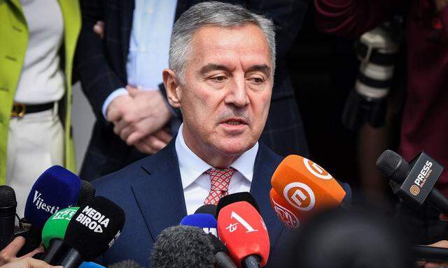 Im ersten Wahlgang erhielt Amtsinhaber Djukanović 35,2 Prozent der Stimmen und verfehlte damit die Marke von 50 Prozent.