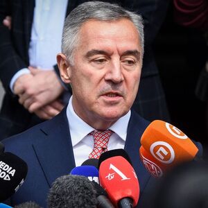 Im ersten Wahlgang erhielt Amtsinhaber Djukanović 35,2 Prozent der Stimmen und verfehlte damit die Marke von 50 Prozent.