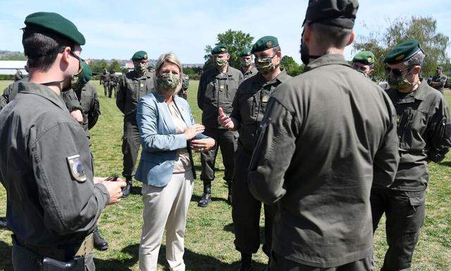 Verteidigungsministerin Klaudia Tanner zwischen Milizsoldaten.