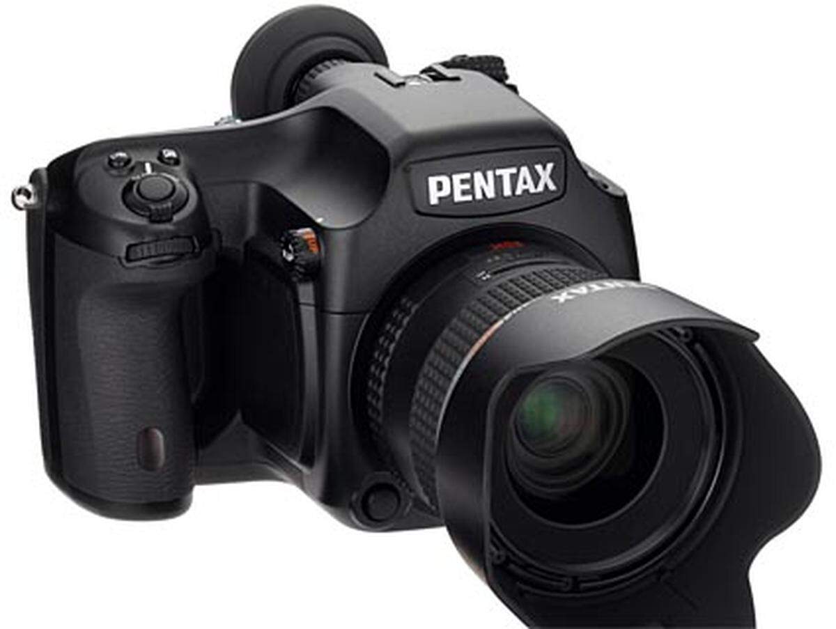 Pentax hat in Japan die Mittelformatkamera 645D mit 40 Megapixel vorgestellt. Die DSLR-Kamera ist laut Pentax mit über 70 Dichtungen vor Staub, Nässe und Kälte geschützt. Wann das schmucke Stück nach Österreich kommt und wieviel es in Europa kosten könnte, hat der Hersteller noch verschwiegen. In Japan kostet die 645D mit Objektiv umgerechnet fast 8000 Euro.