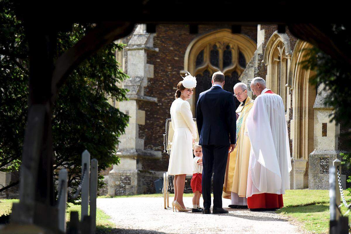 Fünf Paten standen als Zeugen am Taufbecken, als der Oberhirte der anglikanischen Kirche von England, der Erzbischof von Canterbury Justin Welby, dem zweiten Kind von Prinz William und seiner Frau Kate das neun Wochen alte Köpfchen mit Wasser aus dem Jordan wusch und dem Mädchen nun auch offiziell den Namen Charlotte Elizabeth Diana gab.