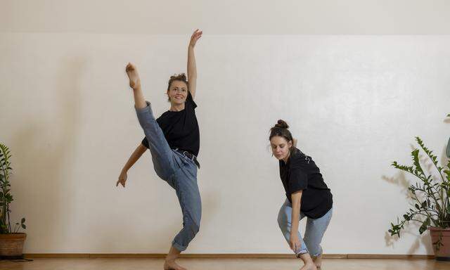Sandria Stornig mit Anna Kannonier, einer ihrer fünf Trainerinnen. In ihren Einheiten steht der zeitgenössische Tanz im Mittelpunkt.