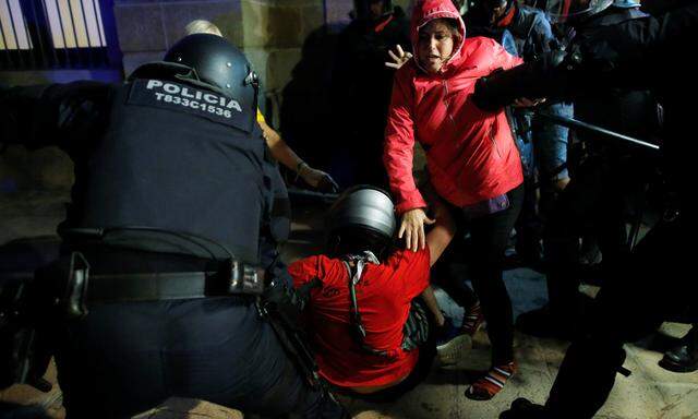 Protestors are ejected after trying to enter the Catalonian parliament at the end of a demonstration on the first anniversary of Catalonia's banned October 1, 2017 independence referendum in Barcelona