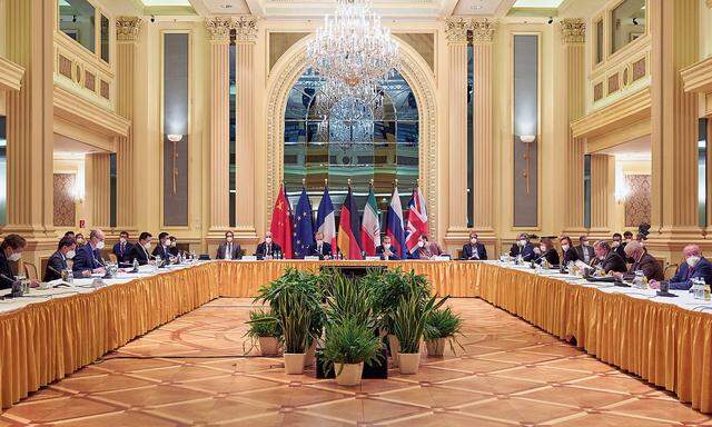 Europäische und iranische Verhandler warten auf Gesprächsbeginn am Samstag in Wien.