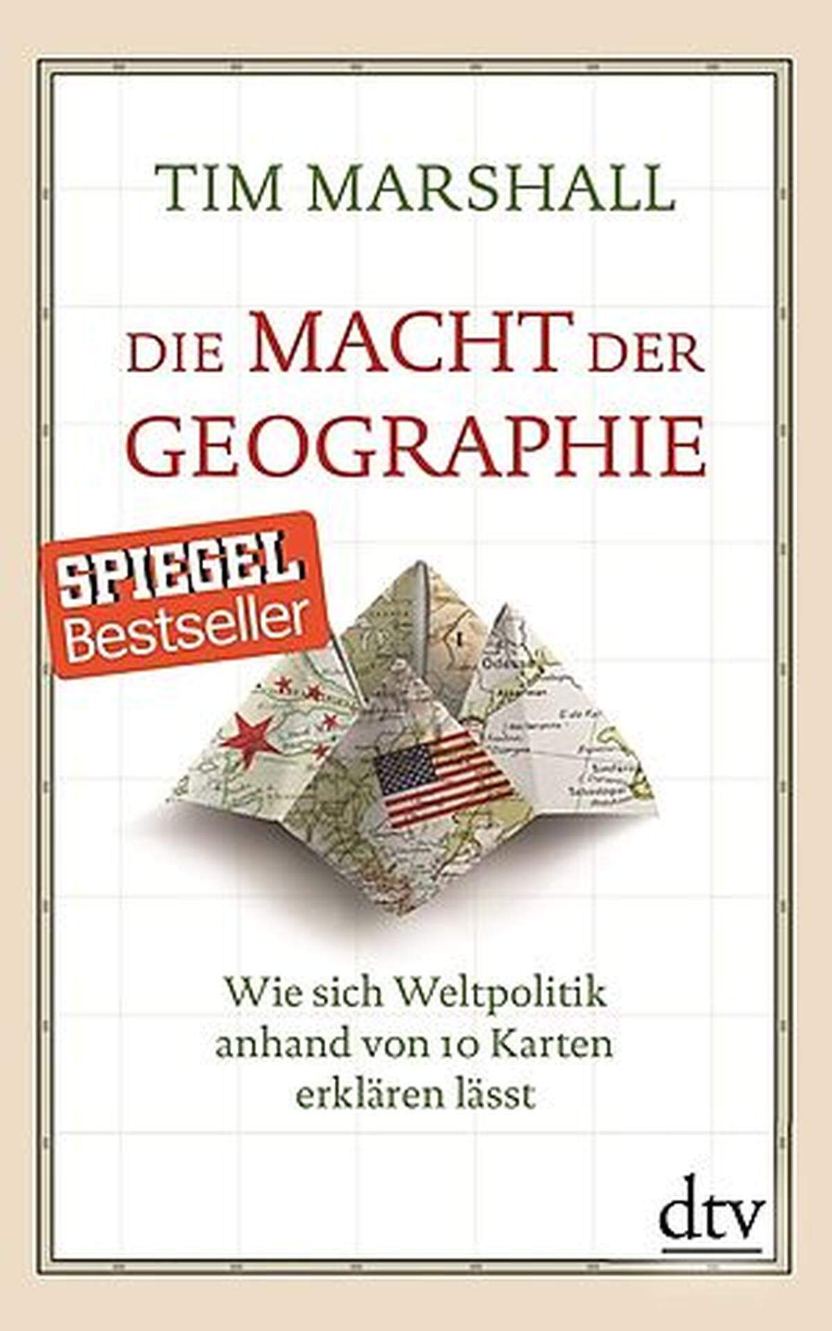 Platz 4Die Macht der GeographieWie sich Weltpolitik anhand von 10 Karten erklären lässtvon Tim Marshall Schon vor über 2500 Jahren schrieb Sunzi in seinem Strategieklassiker Die Kunst des Krieges über die Tücken des Terrains – und wie man das Gelände zu seinen eigenen Gunsten nutzt. Heute erklärt Tim Marshall die Weltpolitik anhand der Geografie – mit dem Terrain eben. Über Ebenen können Truppen ziehen, während Gebirge Hindernisse sind. Daran hat sich wenig geändert. Geografische und klimatische Bedingungen eröffnen Möglichkeiten und setzen Grenzen. Sie bestimmen das langfristig ausgerichtete strategische Denken und Handeln von Regierungen, ihre Stärken wie ihre Schwachstellen. Regimes, Regierungen und Generationen vergehen – die Geografie bleibt. Das macht es so interessant wie lehrreich, auf die aktuelle Regional- und Weltpolitik einmal durch diese Brille zu schauen. In Marshalls Buch wird der Geografiebegriff allerdings weiter gefasst und meint nicht allein die Topografie, sondern auch die Lage von Staaten, ihre Grenzen, ihre Position zueinander, ihre Land- und Seewege, ihre territorialen Interessen, ihre Geschichte, Kriege, Religionen und dergleichen mehr. Nur wenige Bereiche bleiben von der leicht verständlichen Analyse ausgenommen.