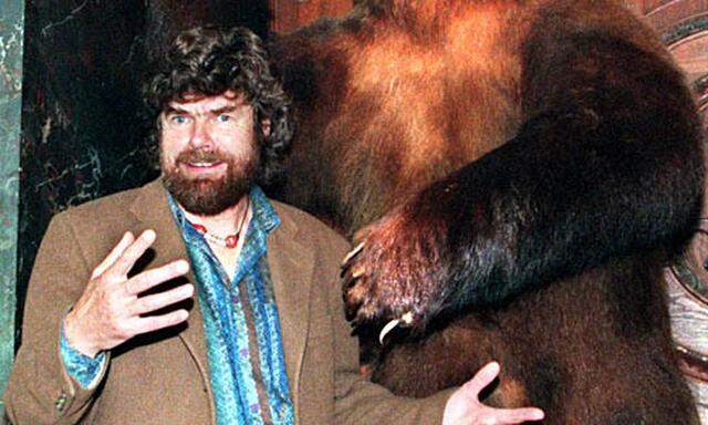 Messner neben einem Braunbären 1998