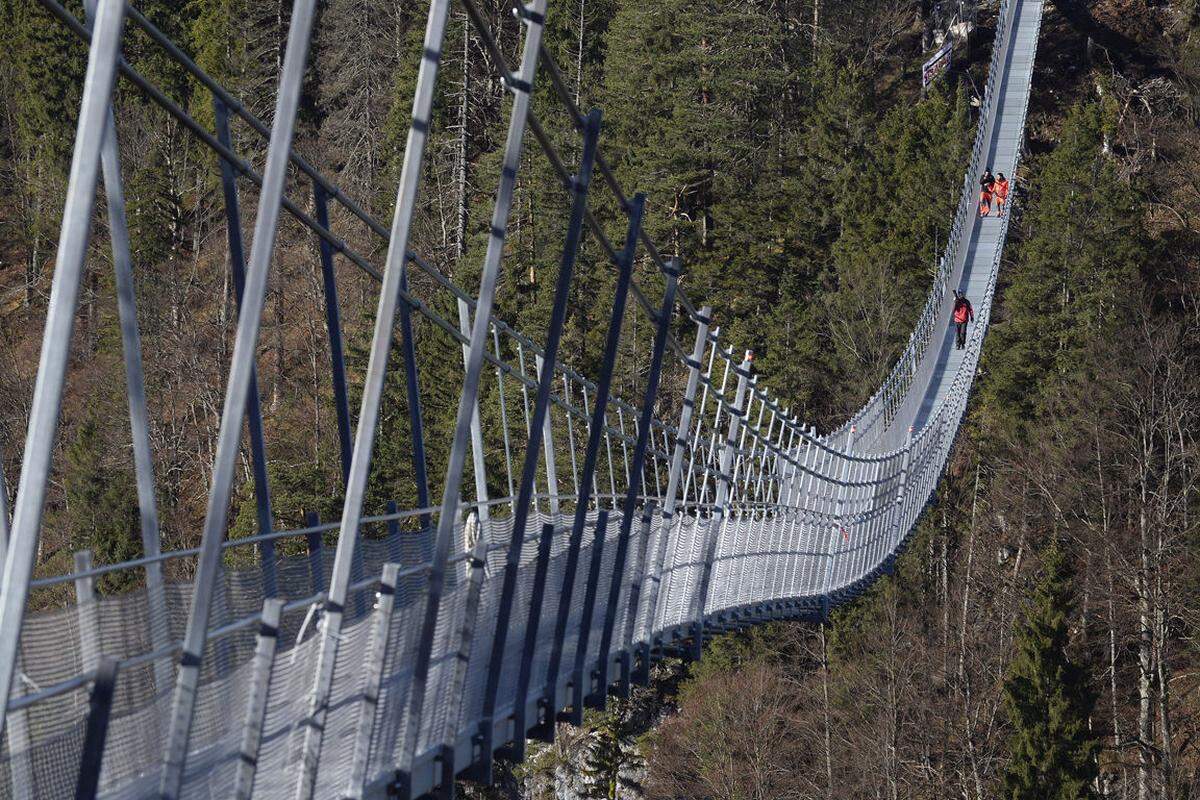 Am Samstag eröffnete in Reutte im Tiroler Außerfern die Hängeseilbrücke "highline179", auf der Wagemutige ganze 405 Meter in 112 Metern Höhe zurücklegen müssen, ...
