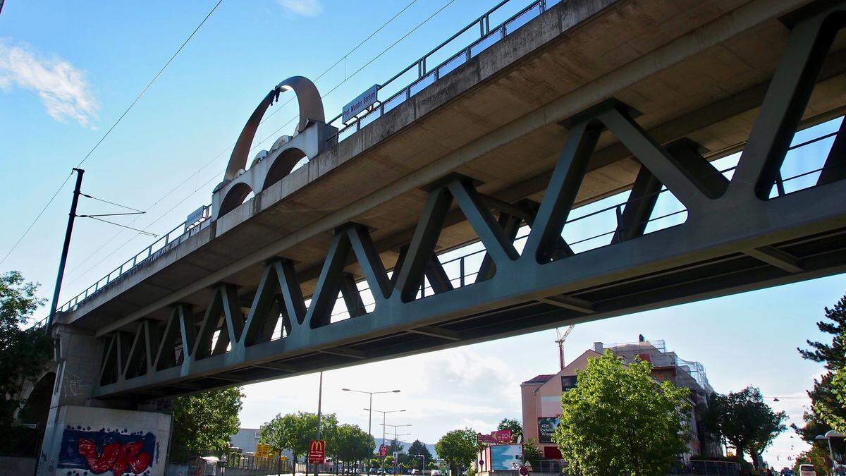 Die "Weinende Brücke" über der Siemensstraße.