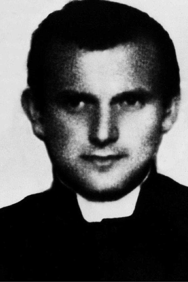 Während der Besetzung Polens durch das nationalsozialistische Deutschland studiert er am geheimen Priesterseminar in Krakau Theologie.