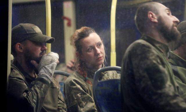 In Bussen werden ukrainische Streitkräfte aus dem umkämpften Stahlwerk gebracht. Kiew hofft auf einen späteren Austausch gegen russische Kriegsgefangene. Das russische Militär ließ einen solchen Schritt zunächst offen.