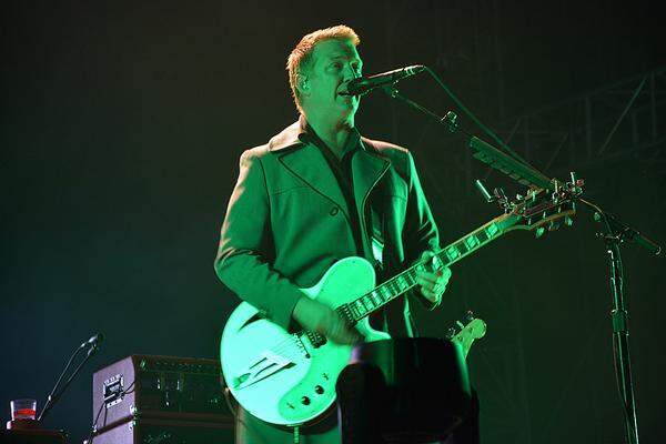 Den eigentlichen Headlinern Queens of The Stone Age und Jan Delay (auf der kleineren Bühne) blieben die Massen indes fern. Vor lockeren Rängen gaben Josh Homme und seine Mannen Material aus dem großartigen aktuellen Album "Like Clockwork" sowie ältere Nummern wie der Drogen-Hymne "Feel Good Hit Of The Summer" zum besten. Man nennt die Musikrichtung ja nicht umsonst Stoner-Rock.