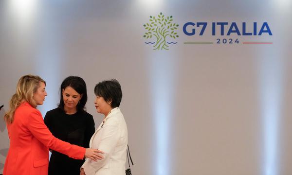 Die deutsche Außenministerin Annalena Baerbock bei einem Zusatztreffen mit der kanadischen Außenministerin Melanie Joly und der japanischen Amtskollegin Yoko Kamikawa.