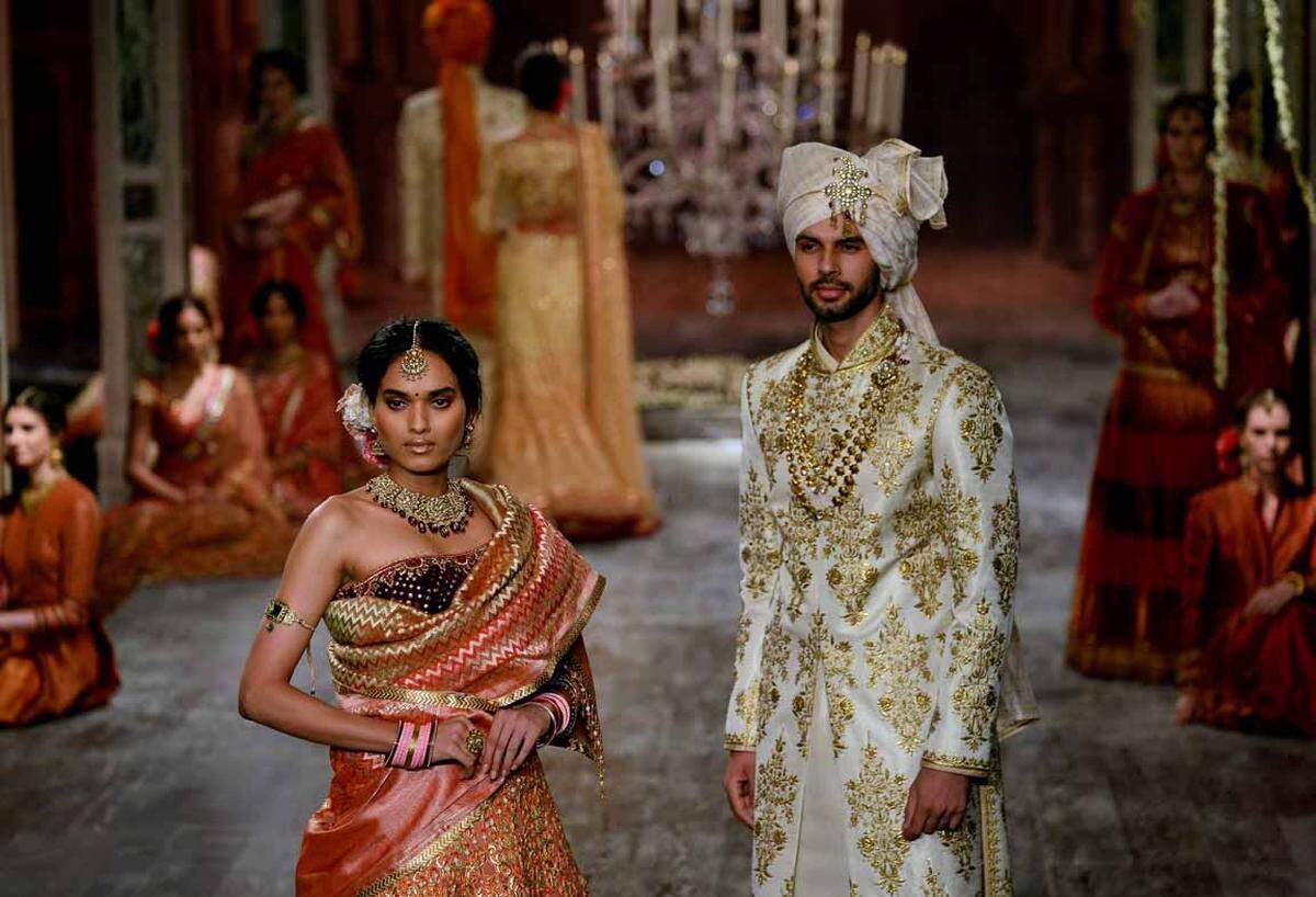 Farbenfrohe Saris, bunte Stoffe und üppige Verzierungen machen die Kleider zu wahren Kunstwerken.