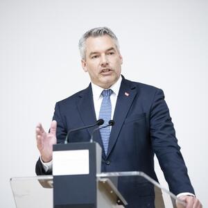 Der Krieg trage seine Spuren nun auch nach Russland, betont Karl Nehammer 