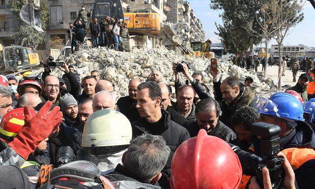 Der medienwirksame Auftritt des Machthabers. Syriens Präsident, Bashar al-Assad, besuchte vor wenigen Tagen die vom Erdbeben schwer getroffene Großstadt Aleppo. 