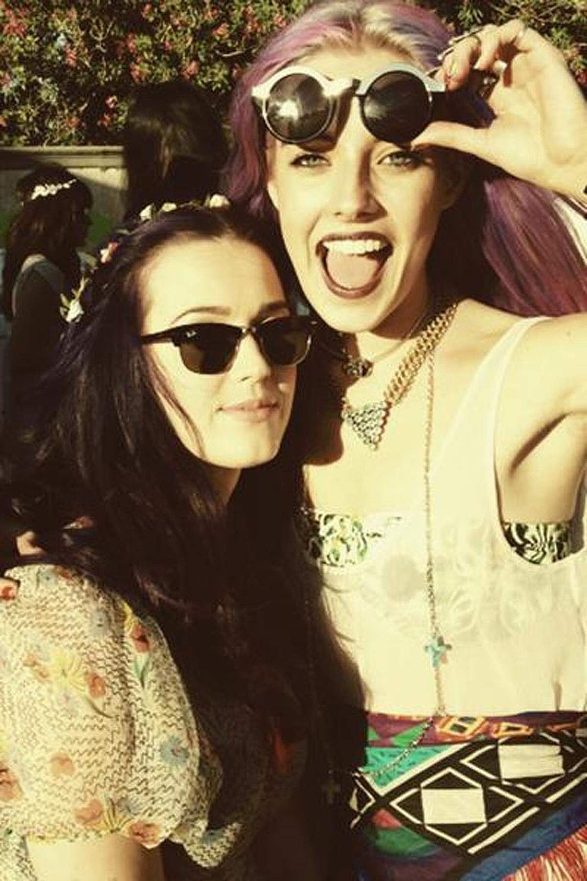 Katy Perry mit ihrer selbst ernannten Halbschwester Chloe am hippen Coachella-Festival.