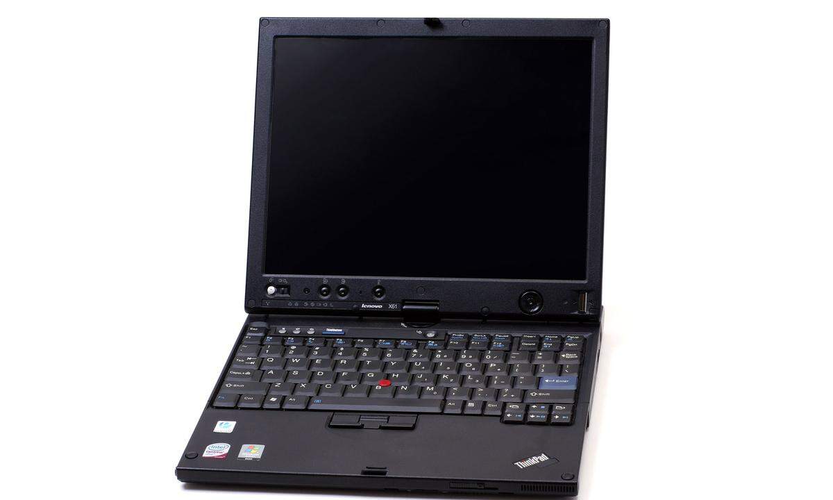 1992 folgte dann auch IBM mit einem Laptop, das zu der Zeit als Arbeitstier galt. Der Beiname "ThinkPad" wurde also bereits vor 25 Jahren entwickelt und bis heute beibehalten. Nicht mehr von IBM, sondern von Lenovo, aber auch der rote Knubbel zum Navigieren ohne Maus existiert seit damals. Es war auch der erste Laptop, der ins All geschickt wurde und für die Astronauten als Arbeitsgerät zur Verfügung stand.