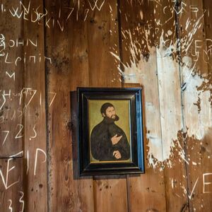 Lutherstube in der Wartburg bei Eisenach, wo noch bis 5. November die Schau „Luther und die Deutschen“ läuft. Hier hat Luther ab 1521 das Neue Testament übersetzt. Der von Zeit zu Zeit an die Wand gebeamte Fleck soll an Luthers legendären Wurf seines Tintenfasses auf den Teufel erinnern.