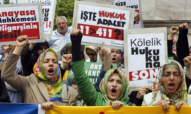  - Gegnerinnen des neurlichen Urteils zum Kopftuchverbot demonstrieren Anfang Juni 2008 in Istanbul. 