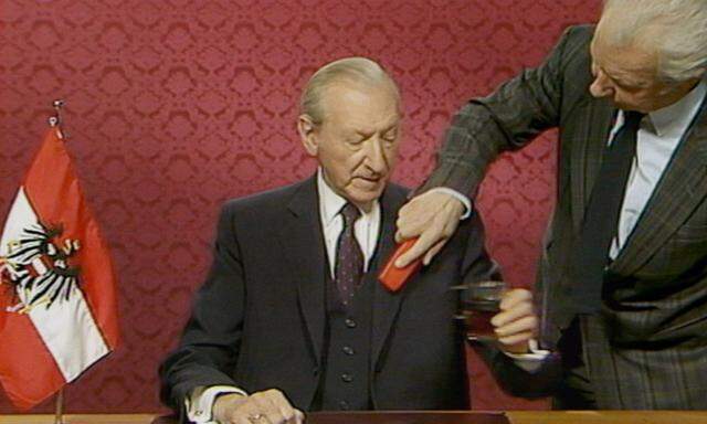 Rare Einblicke: Bundespräsident Kurt Waldheim bereitet sich auf seine erste Fernsehansprache vor.