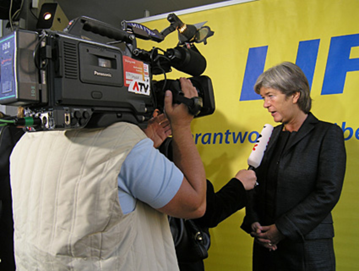 Vor allem die deutlichen Stimmengewinne von FPÖ und BZÖ gaben ihr zu denken:"Ich fürchte, dass uns in Österreich unangenehme Zeiten bevorstehen".