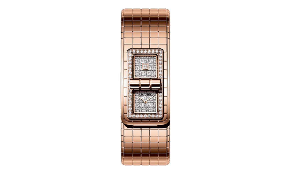 Chanel „Code Coco". Die legendäre gesteppte Chanel-Tasche „2.55" stand für diese Uhr Pate. Heuer präsentiert sie sich erstmals in einer Version aus 18 Karat Beigegold.