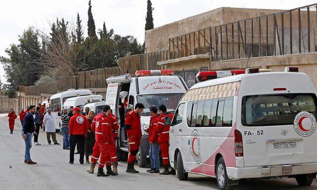 Mitarbeiter des Roten Halbmonds warten auf Einsatzmöglichkeiten im umkämpften Ost-Goutha bei Damaskus.
