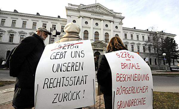 Mehrere Dutzend Aktivisten und Sympathisanten versammelten sich - friedlich.