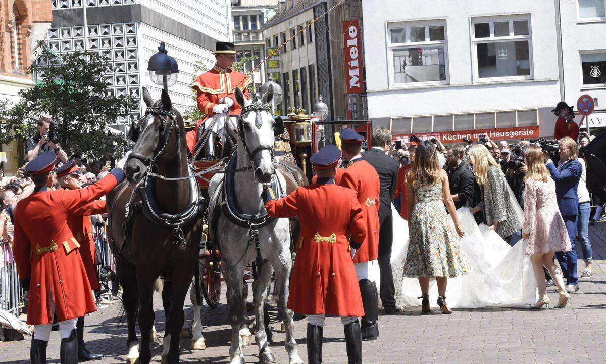 Nach dem Gottesdienst stieg das Brautpaar in eine Kutsche. Das historische Gefährt vom Landgestüt Celle sollten zwei weiße und zwei braune Pferde ziehen.