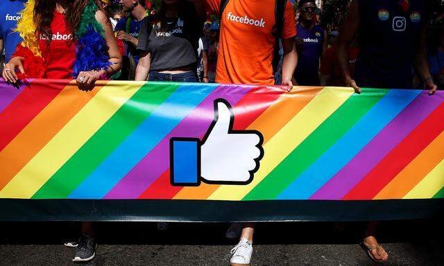Facebook-Mitarbeiter nehmen an der jährlichen Pride Parade in New York teil. 