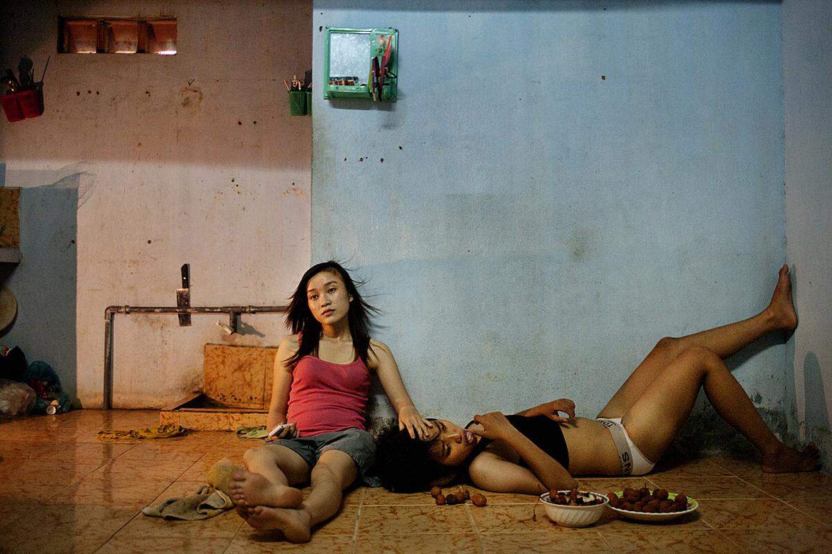 Maika Elan, Vietnam, Most 22. Juni 2012, Da Nang, Vietnam: "Die pinke Wahl", nannte Elan das Bild. Phan Thi Thuy Vy und Dang Thi Bich Bay sehen zusammen fern. Sie sind seit einem Jahr ein Paar. Vietnam gilt als homophobes Land, aber die kommunistische Regierung überlegt, die gleichgeschlechtliche Ehe zu erlauben - dann wäre es das erste asiatische Land, wo dies möglich ist.