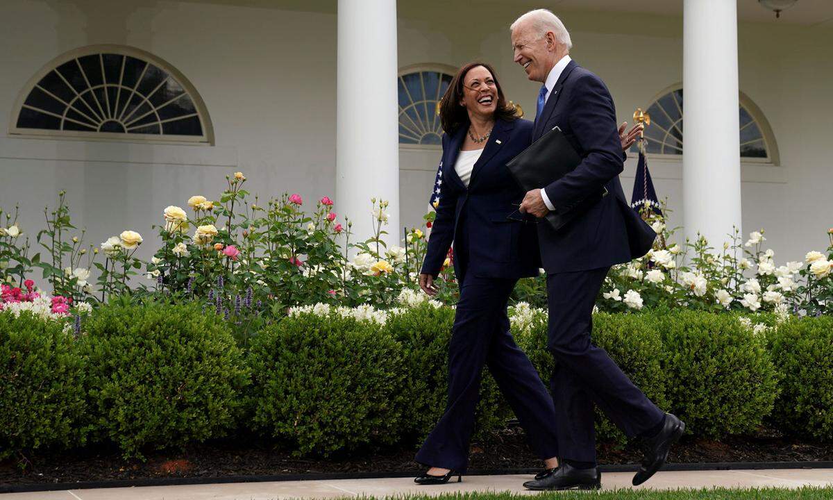 13. Mai. Dieses Duo hatte am 20. Jänner die Macht in den USA übernommen: US-Vizepräsidentin Kamala Harris mit Präsident Joe Biden nach einer Pressekonferenz zum Thema Covid-Impfungen im Rosengarten des Weißen Hauses in Washington.