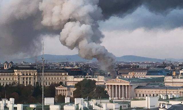 Ein Brand im Dachbereich des Parlaments